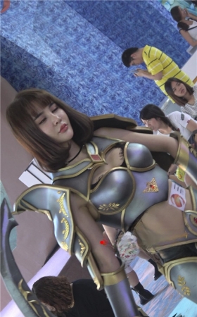 气质短发美女