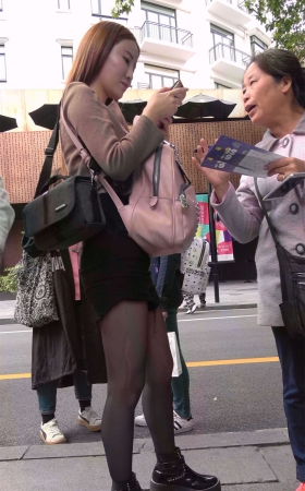 高腰热裤黑丝美腿美妇