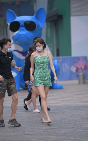 吊带裙小姐姐
