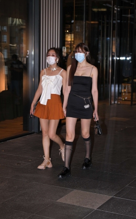 抓拍牵手姐妹 [22P]