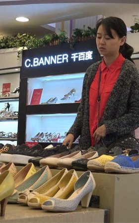 少妇翘着二郎腿穿上船袜的动作，还是颇有看点