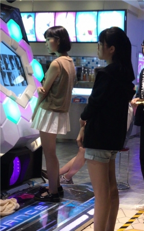 青涩的白色百褶裙小妹