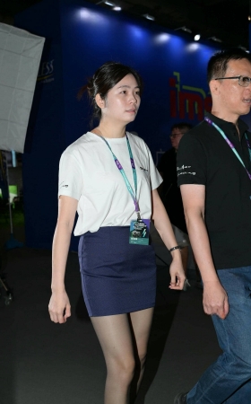 她在上着班呢~ [22P]