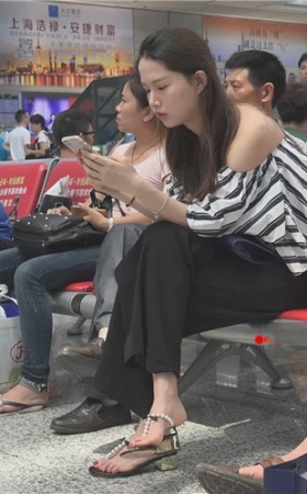 漂亮的黑裤美足小姐姐