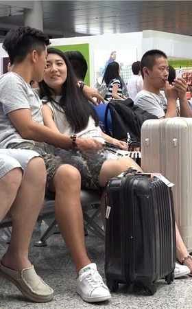 4K – 羡慕别人女朋友系列，这哥们真是赚到了。[4.08 GB/MP4]