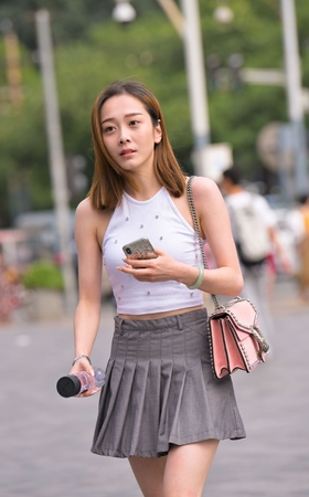 百褶裙妹子