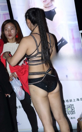 上场前热热身的性感美女 [17P]