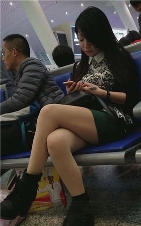4k-高铁站候车室偶遇肉丝长腿大美女