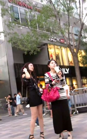 打扮时尚的长发美女,身材很不错哦