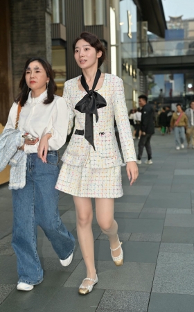 街拍穿丝的高挑美女 [18P]