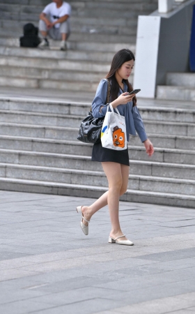 街拍美腿娇小美眉 [14P]