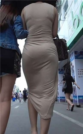 街拍米色裹身长裙美眉 [1.15 GB]