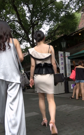 性感身材米色吊带裙高跟美女