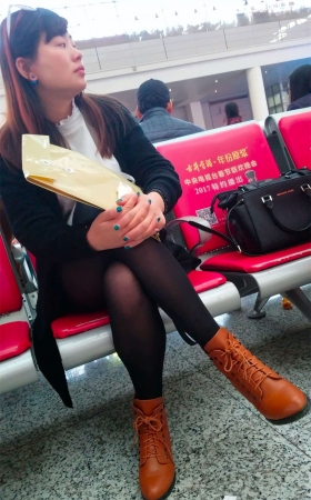 街拍黑色上衣黑丝美眉