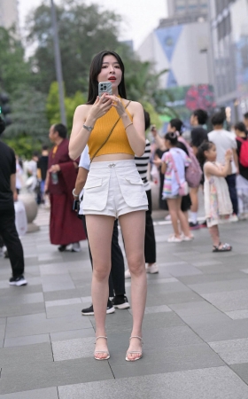 街拍大长腿白热裤美姐 [22P]