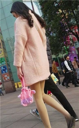 4k-街拍肉丝袜粉色长外套美女姐姐