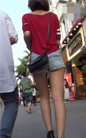 短发牛仔裤月牙MM