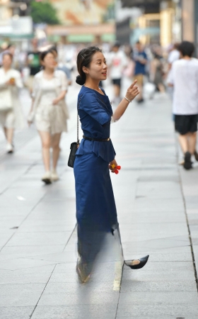 抓拍玩飞镖的金店销售员小姐姐 [21P]