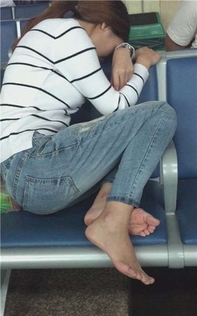 紧身蓝牛少妇的玉足味道浓郁
