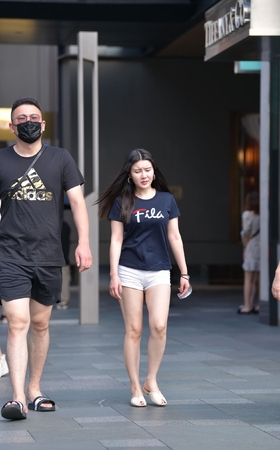 白色热裤妹子