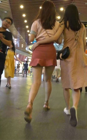 跟拍高跟白腿粉色超短裙性感漂亮美女