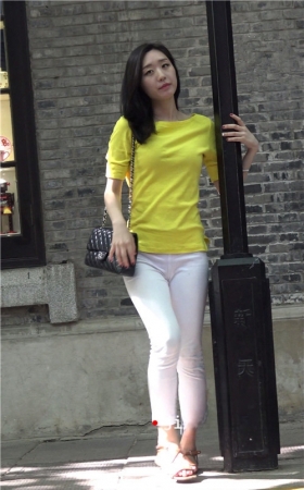 漂亮的黄衣白裤美女