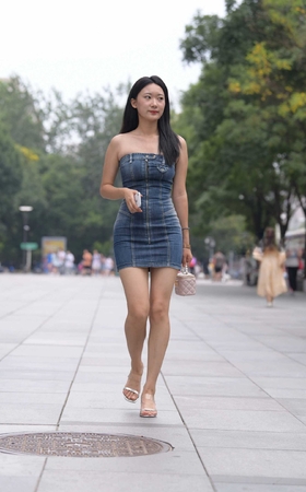 [一始专区] 牛仔裙美女 【图片➕视频】 [10P]