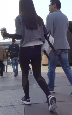 黑色紧身弹力运动裤运动鞋丰臀美女