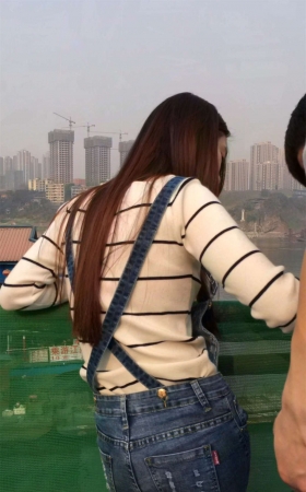 超紧吊带脸色牛仔裤美女