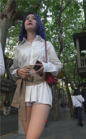 蓝色短发漂亮的美女