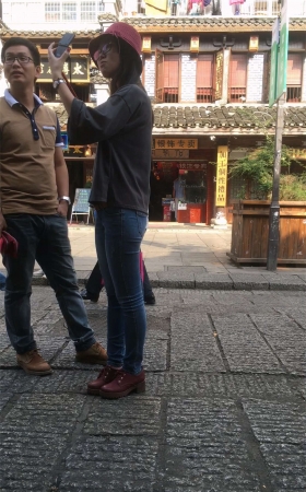 身材高挑的牛仔紧裤美眉