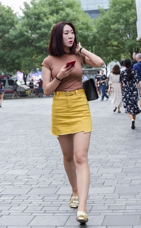 牛仔裙美腿小姐姐