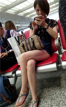 4k-凉鞋热裤碎花T恤街拍美腿