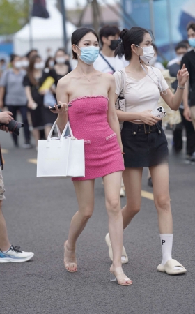 街拍抹胸短裙美女 [20P]