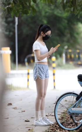 辉辉街拍作品 大学城半日游遇见骑单车的女学生