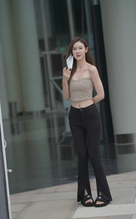 黑色喇叭裤长腿美腿香肩 [29P-333MB]