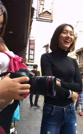 黑色T恤牛仔紧身裤美眉