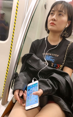 地铁上的美腿丝袜高跟妹子