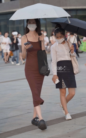 伞下的棕色长裙小仙女 [21P]