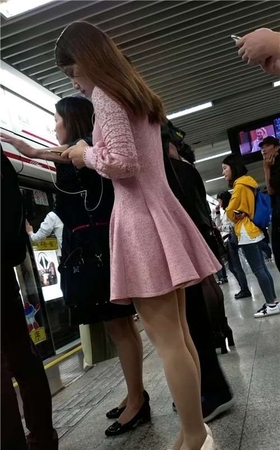 粉色连衣裙，丝袜美腿高跟美女