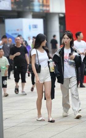街拍白热裤凉鞋mm [18P]