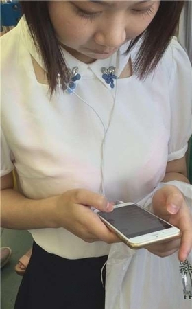 地铁上拍摄两位可爱清纯小清新妹子。