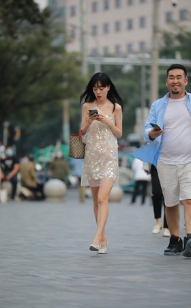 蕾丝裙女友