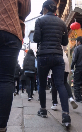 灰色紧身牛仔裤鸭舌帽气质街拍美女