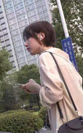 短发小姐姐粉嫩玉足令人垂涎