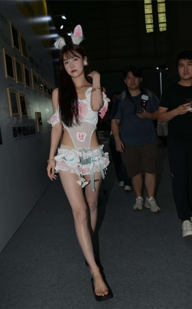 超短牛仔裤兔女郎