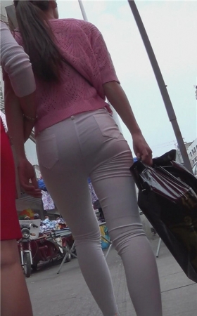 粉衣白裤紧身微透美女