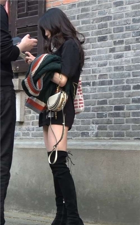 街拍黑色长靴性感美腿姑娘