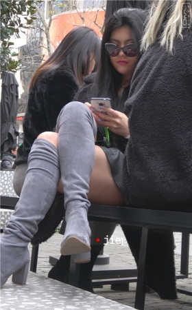 玩手机的丰满墨镜美女