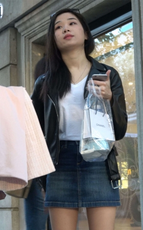 街头抓拍两位长靴美腿姐姐